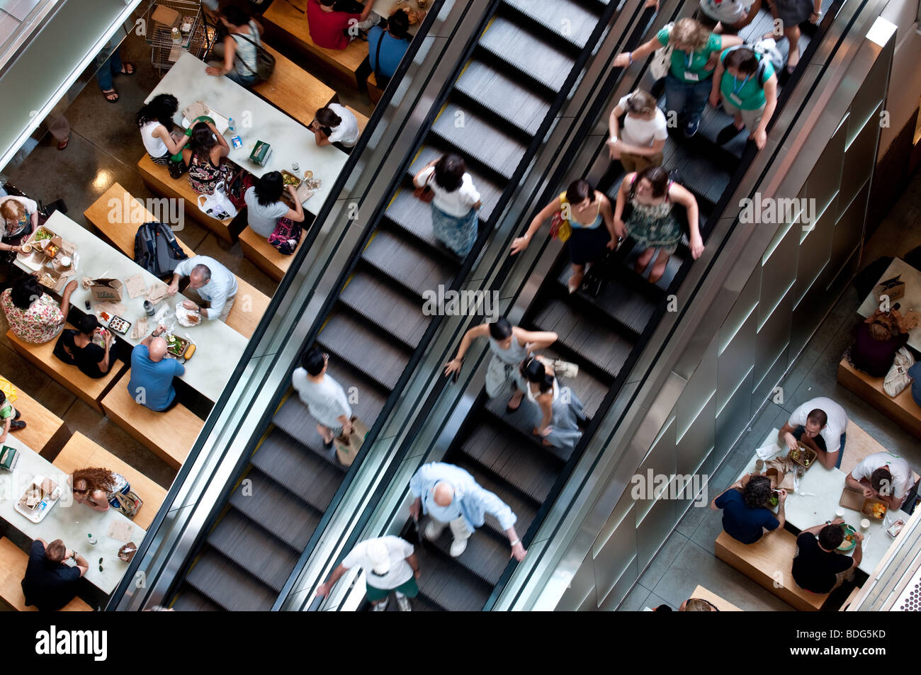 Les consommateurs dans Time Warner Center, New York City Banque D'Images
