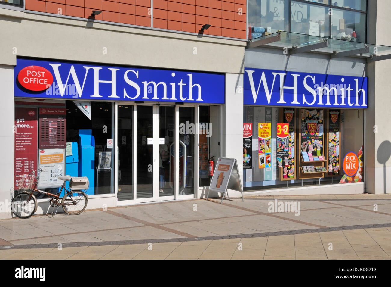 WH Smith livre et magazine magasin stationnaire intégrant le service au comptoir du bureau de poste Banque D'Images