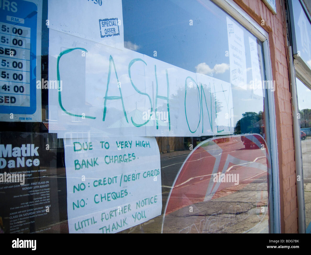 Un seul signe dans une vitrine, avec une Plainte ou commentaire à propos de frais bancaires élevés. Banque D'Images