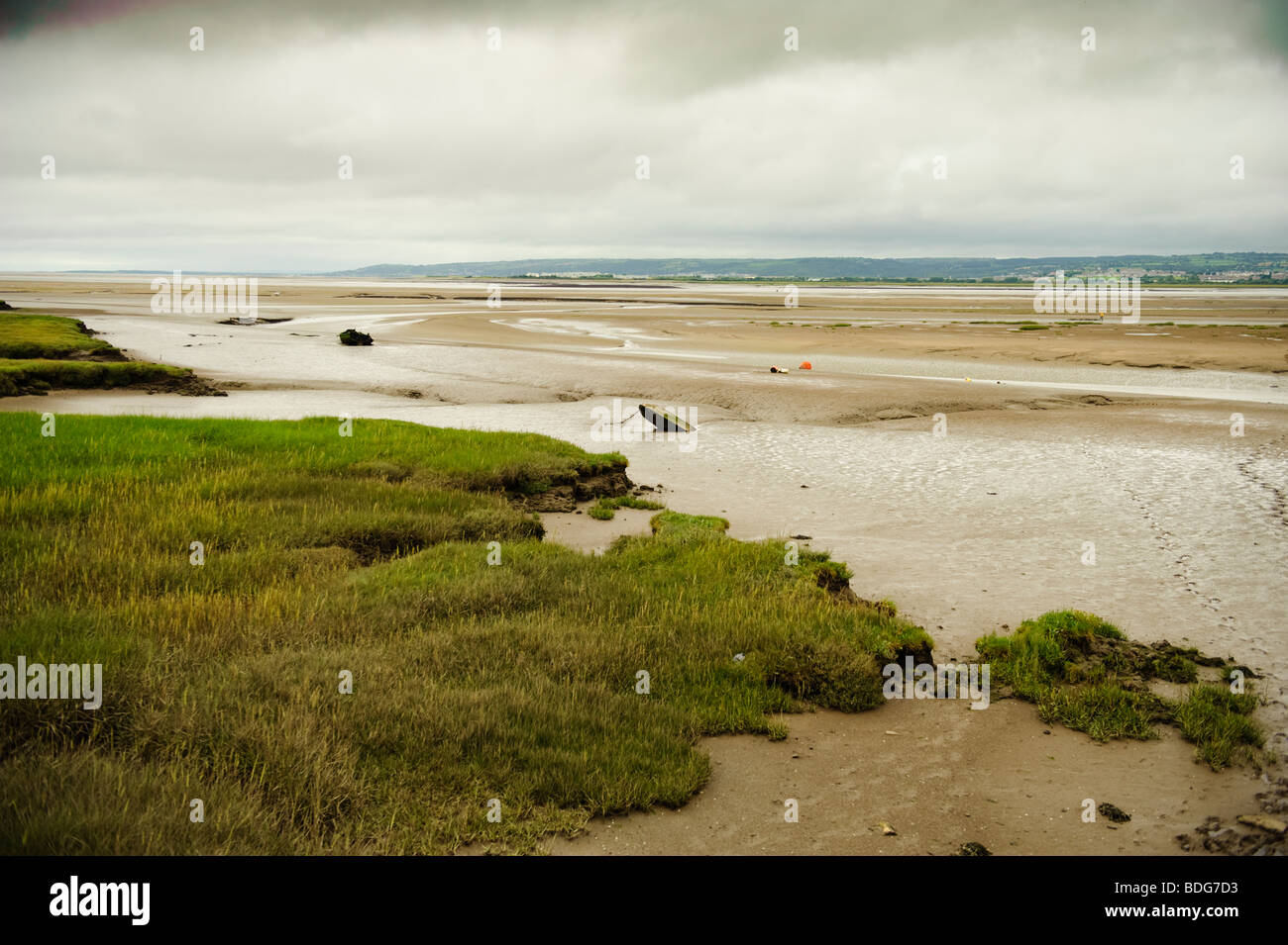 Marée basse exposant les vasières de l'exploitation des sables bitumineux sur la Loughor Llanrhidian estuaire, au sud ouest du pays de Galles UK, ciel couvert journée grise Banque D'Images