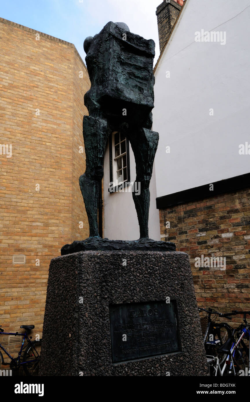 Sculpture de Talos, l'homme légendaire de bronze, par Michael Ayrton, à Guildhall, Cambridge Angleterre UK Banque D'Images