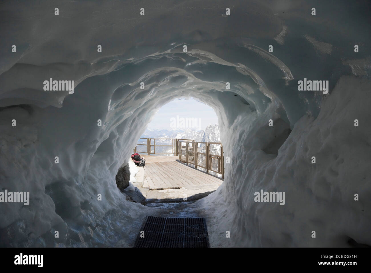 Le tunnel de glace en laissant l'Aiguille du Midi pour descendre dans la vallée blanche, Chamonix, Massif du Mont Blanc, Alpes, France, Euro Banque D'Images