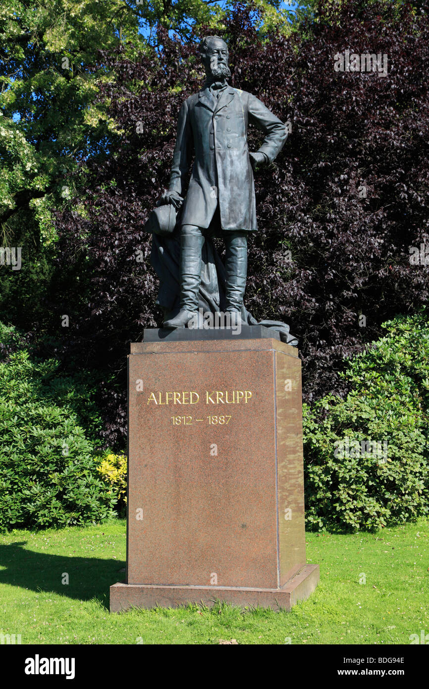 D-Essen, Ruhr, Rhénanie du Nord-Westphalie, D-Essen-Bredeney, Alfred Krupp, Memorial dans le parc de la Villa Huegel Huegel, résidence de la famille Krupp, famille, famille d'industriels, de la représentation de l'entreprise Krupp, siège de la fo Banque D'Images D-Essen, Ruhr, Rhénanie du Nord-Westphalie, D-Essen-Bredeney, Alfred Krupp, Memorial dans le parc de la Villa Huegel Huegel, résidence de la famille Krupp, famille, famille d'industriels, de la représentation de l'entreprise Krupp, siège de la fo Banque D'Images