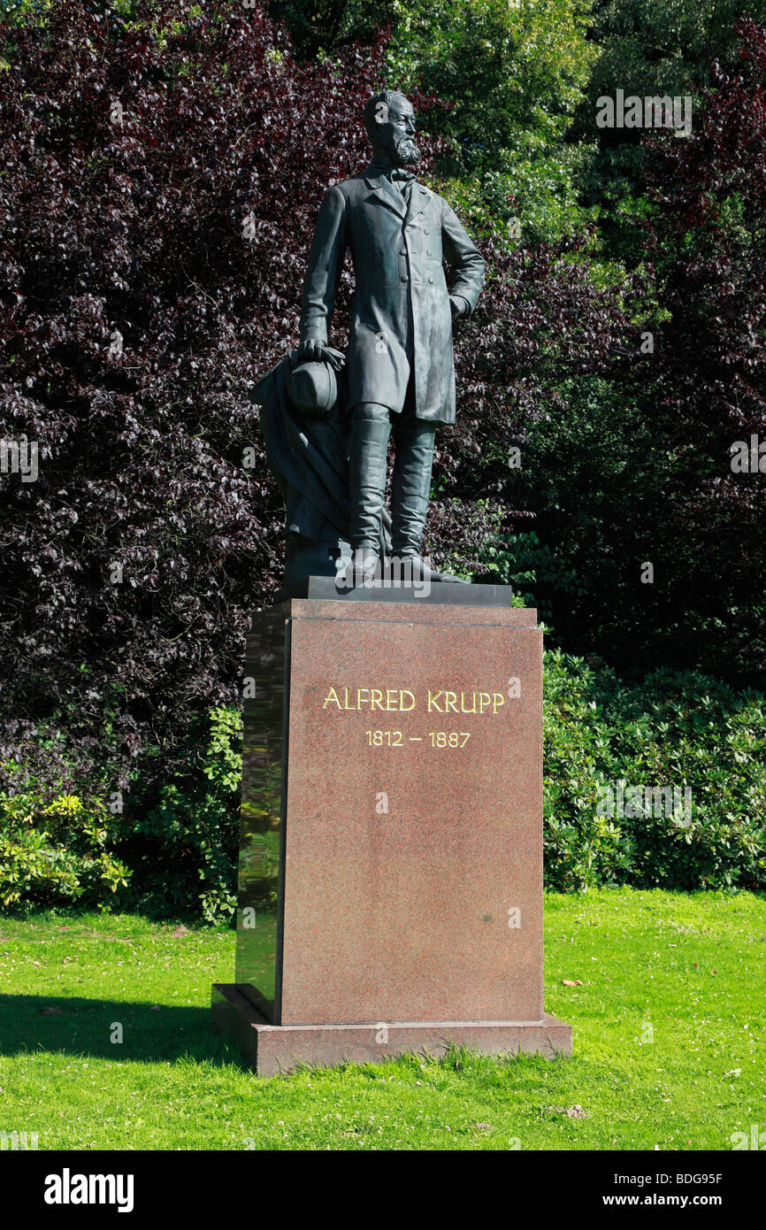 D-Essen, Ruhr, Rhénanie du Nord-Westphalie, D-Essen-Bredeney, Alfred Krupp, Memorial dans le parc de la Villa Huegel Huegel, résidence de la famille Krupp, famille, famille d'industriels, de la représentation de l'entreprise Krupp, siège de la fo Banque D'Images D-Essen, Ruhr, Rhénanie du Nord-Westphalie, D-Essen-Bredeney, Alfred Krupp, Memorial dans le parc de la Villa Huegel Huegel, résidence de la famille Krupp, famille, famille d'industriels, de la représentation de l'entreprise Krupp, siège de la fo Banque D'Images