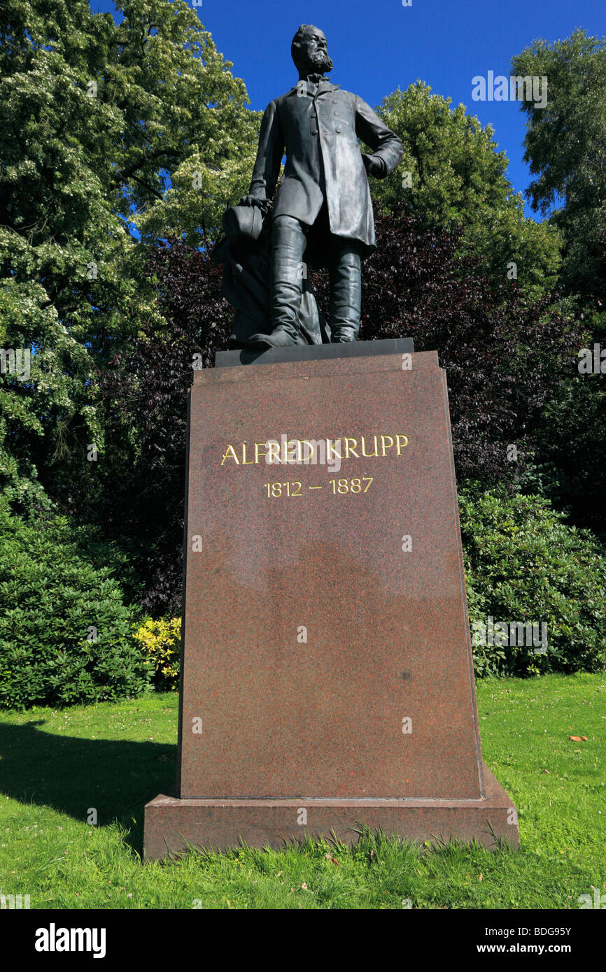D-Essen, Ruhr, Rhénanie du Nord-Westphalie, D-Essen-Bredeney, Alfred Krupp, Memorial dans le parc de la Villa Huegel Huegel, résidence de la famille Krupp, famille, famille d'industriels, de la représentation de l'entreprise Krupp, siège de la fo Banque D'Images D-Essen, Ruhr, Rhénanie du Nord-Westphalie, D-Essen-Bredeney, Alfred Krupp, Memorial dans le parc de la Villa Huegel Huegel, résidence de la famille Krupp, famille, famille d'industriels, de la représentation de l'entreprise Krupp, siège de la fo Banque D'Images