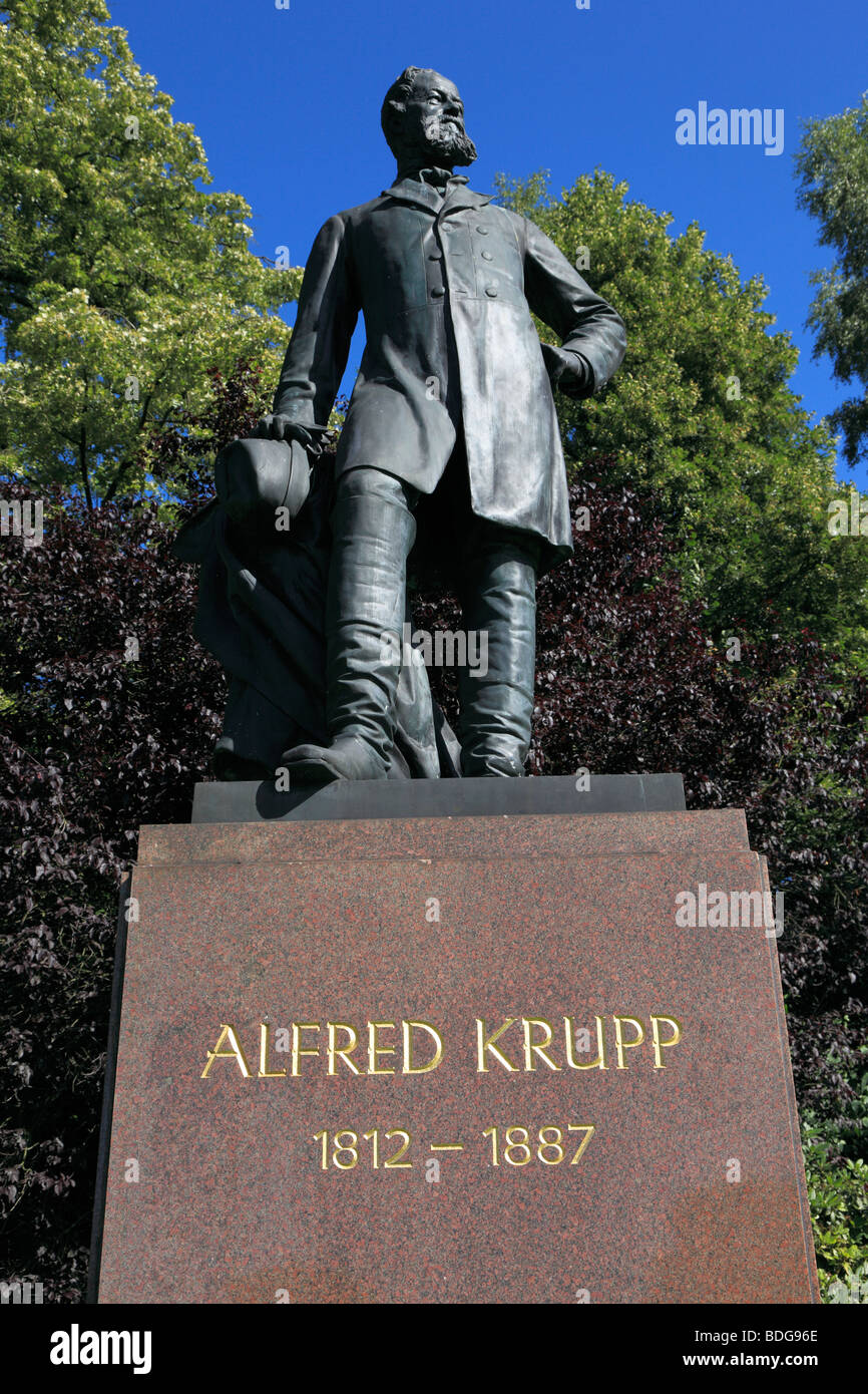 D-Essen, Ruhr, Rhénanie du Nord-Westphalie, D-Essen-Bredeney, Alfred Krupp, Memorial dans le parc de la Villa Huegel Huegel, résidence de la famille Krupp, famille, famille d'industriels, de la représentation de l'entreprise Krupp, siège de la fo Banque D'Images D-Essen, Ruhr, Rhénanie du Nord-Westphalie, D-Essen-Bredeney, Alfred Krupp, Memorial dans le parc de la Villa Huegel Huegel, résidence de la famille Krupp, famille, famille d'industriels, de la représentation de l'entreprise Krupp, siège de la fo Banque D'Images