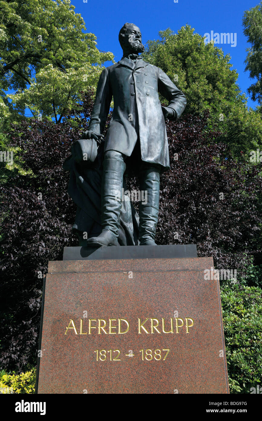 D-Essen, Ruhr, Rhénanie du Nord-Westphalie, D-Essen-Bredeney, Alfred Krupp, Memorial dans le parc de la Villa Huegel Huegel, résidence de la famille Krupp, famille, famille d'industriels, de la représentation de l'entreprise Krupp, siège de la fo Banque D'Images D-Essen, Ruhr, Rhénanie du Nord-Westphalie, D-Essen-Bredeney, Alfred Krupp, Memorial dans le parc de la Villa Huegel Huegel, résidence de la famille Krupp, famille, famille d'industriels, de la représentation de l'entreprise Krupp, siège de la fo Banque D'Images