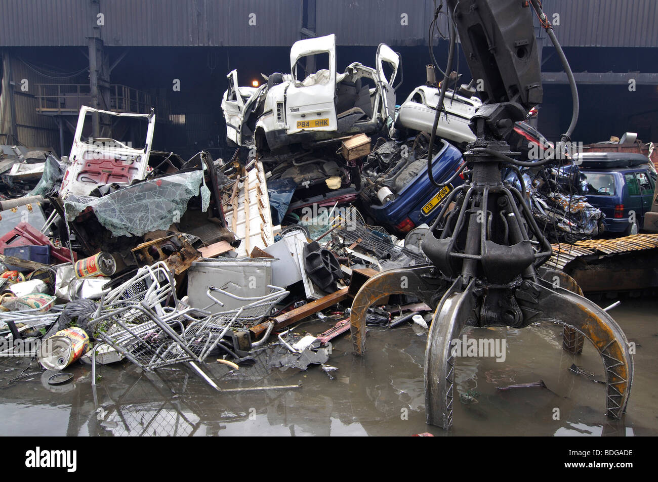 Opération de recyclage de ferraille en Royaume-uni montrant une variété de métaux ferreux et non-ferreux scrap Banque D'Images