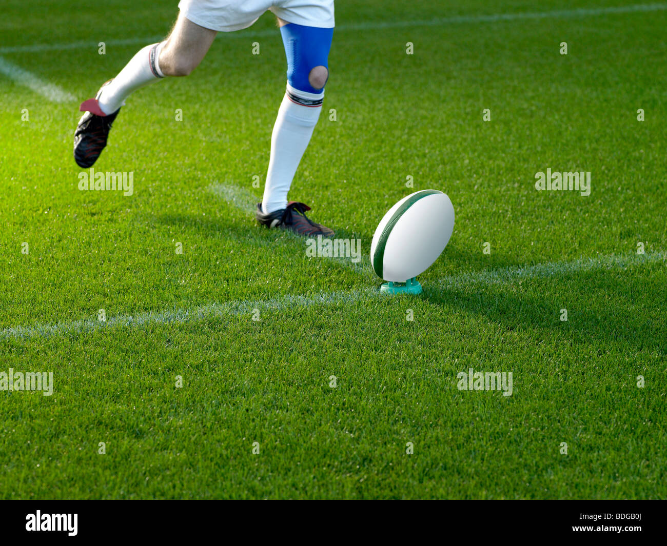 Coups de pied ballon de rugby Banque de photographies et d’images à