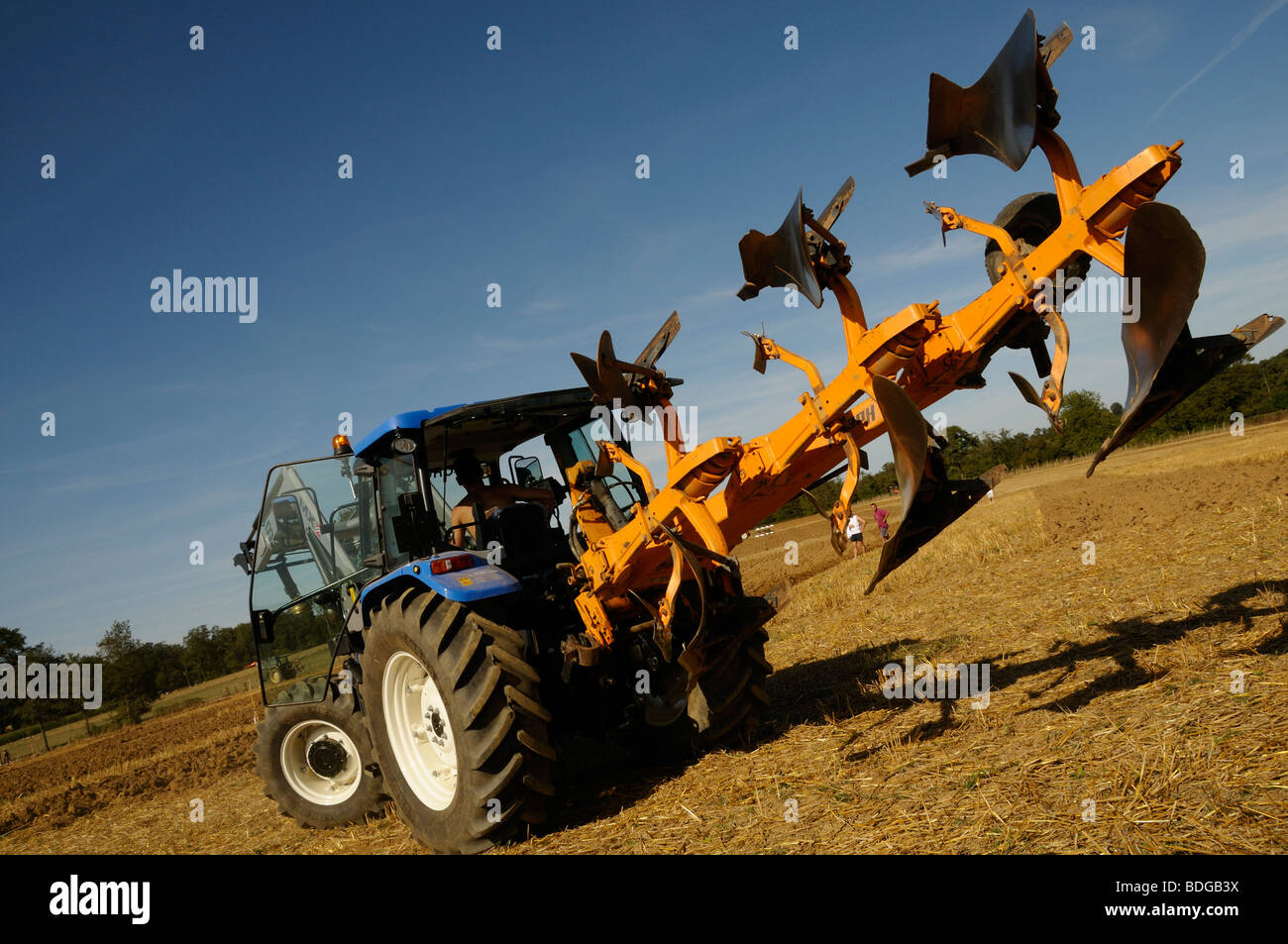 Stock photo de tracteurs labourer les champs dans un concours l'agriculture en France. Banque D'Images