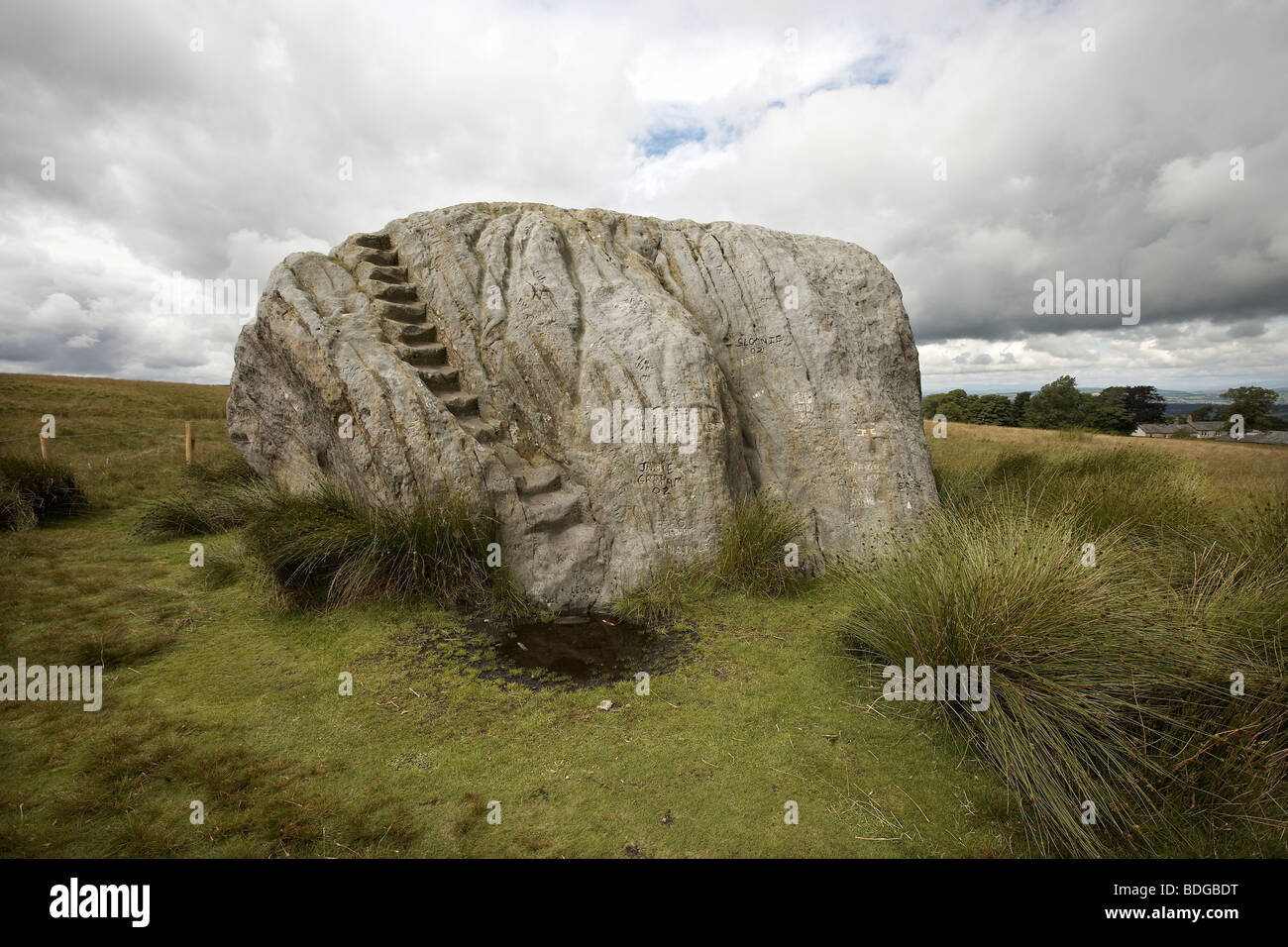 La grosse pierre, la grande pierre d'Fourstones, couvert de graffitis anciens et modernes, Tatham fells, Lancashire. Banque D'Images