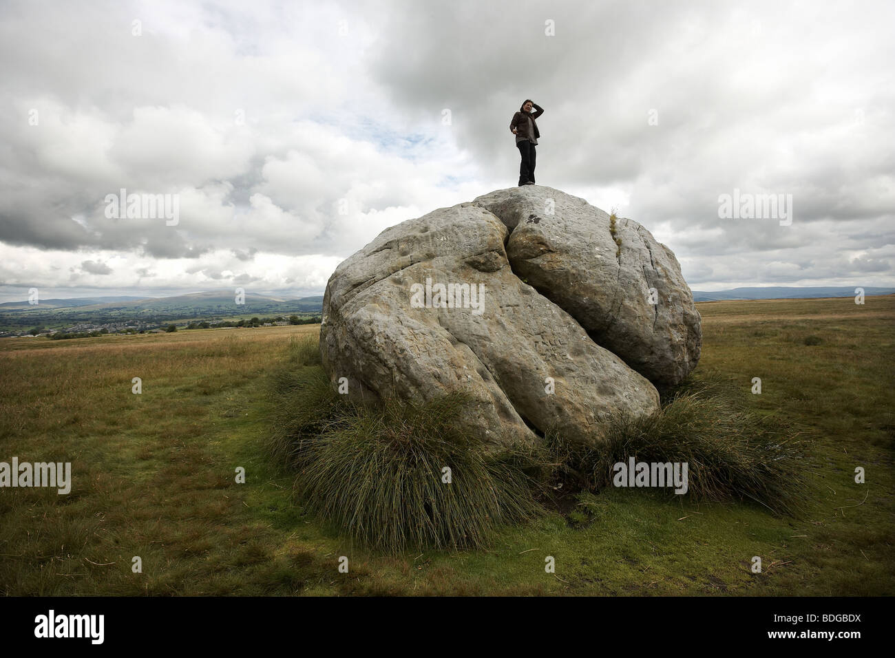 La grosse pierre, la grande pierre d'Fourstones, couvert de graffitis anciens et modernes, Tatham fells, Lancashire. Banque D'Images