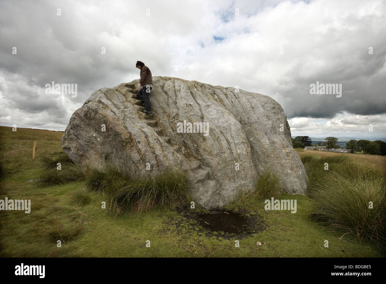 La grosse pierre, la grande pierre d'Fourstones, couvert de graffitis  anciens et modernes, Tatham fells, Lancashire Photo Stock - Alamy