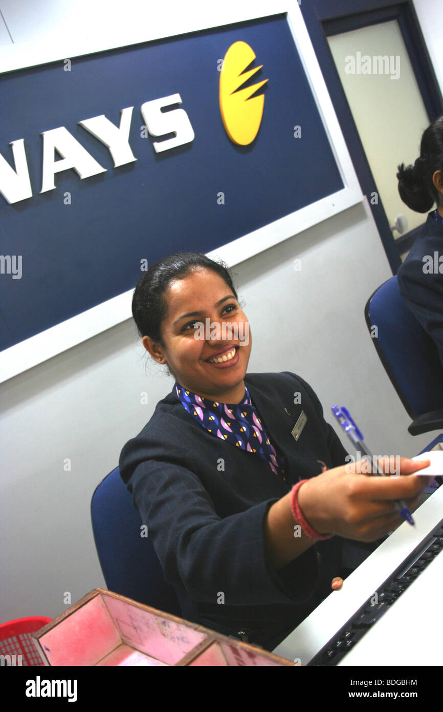 Les passagers de Jet Airways vérifier dans 24 Logo Sign Banque D'Images