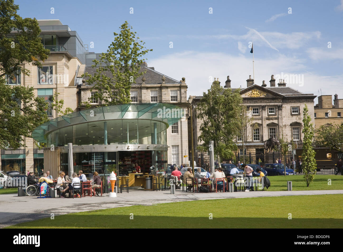 Café moderne avec des tables à l'extérieur de St Andrews Square, Édimbourg, Écosse Banque D'Images