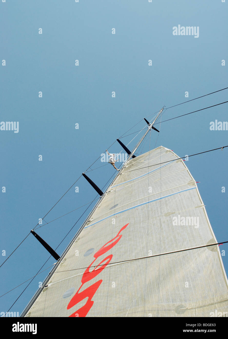 Homme voir mât de la voile sur le bateau Banque D'Images