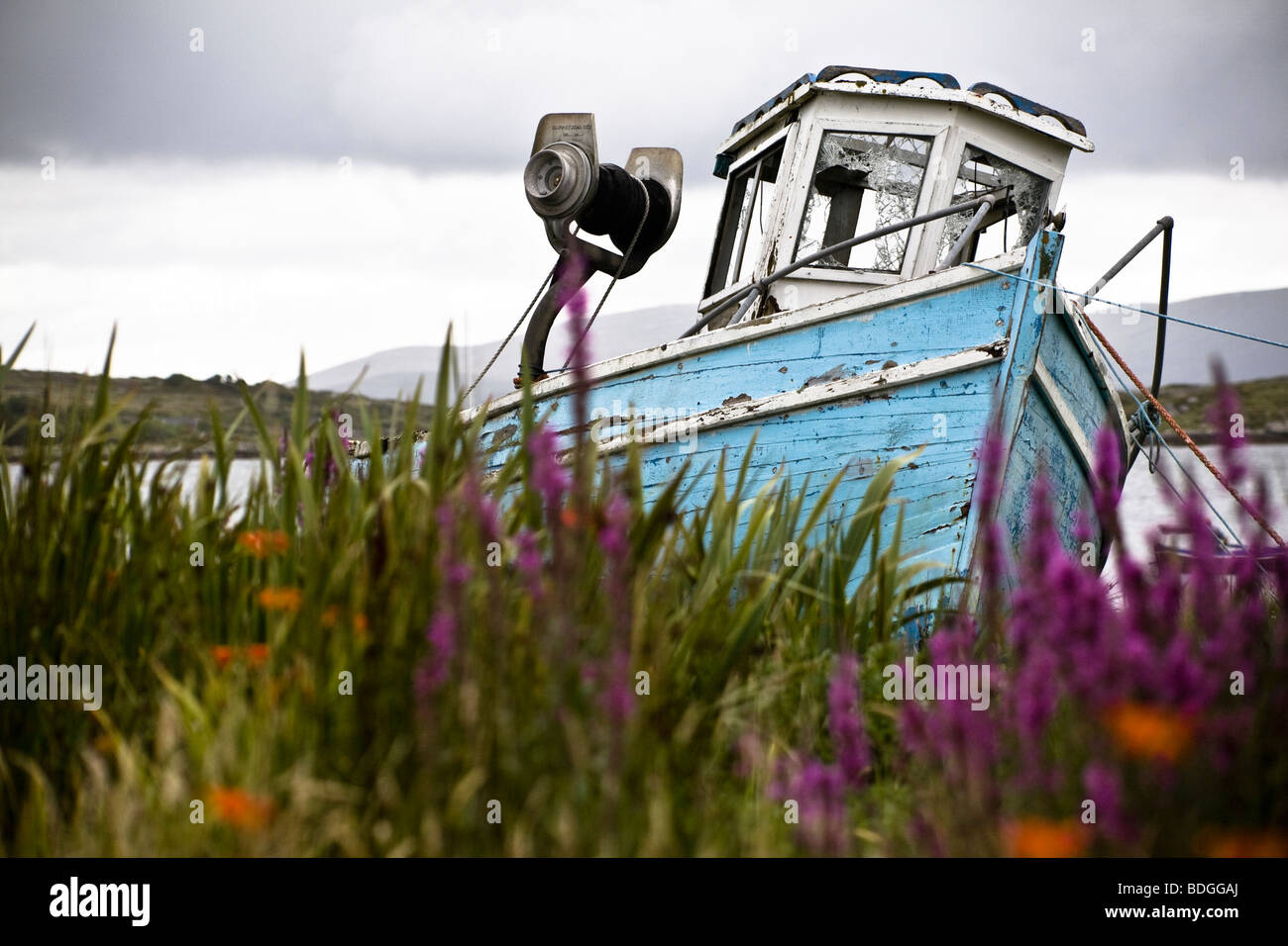 Un bateau abandonné, Roundstone, Connemara, Irlande Banque D'Images