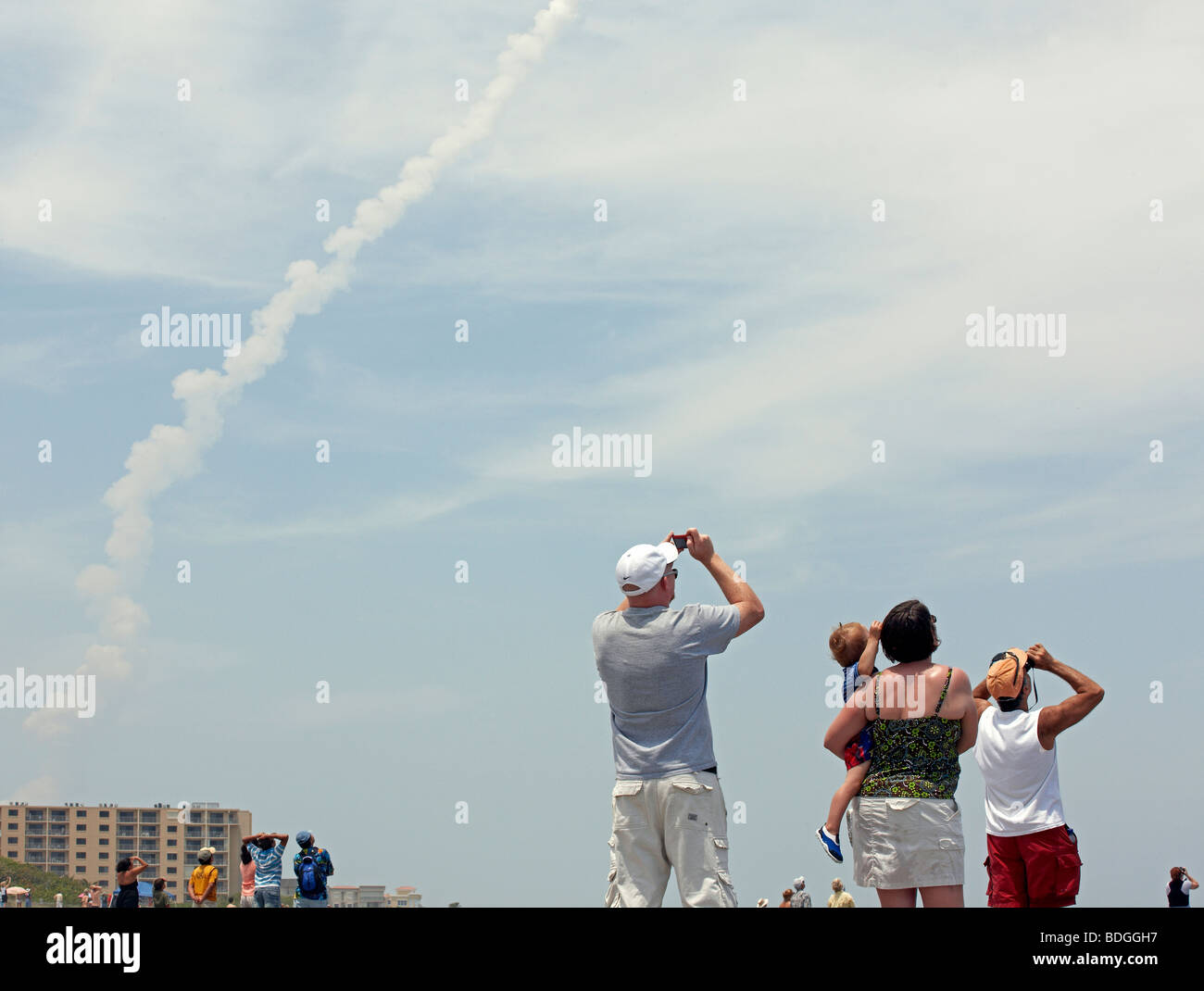 Trail de la fumée provenant de la navette spatiale Atlantis tourné à partir de la plage de Cap Canaveral en Floride Banque D'Images