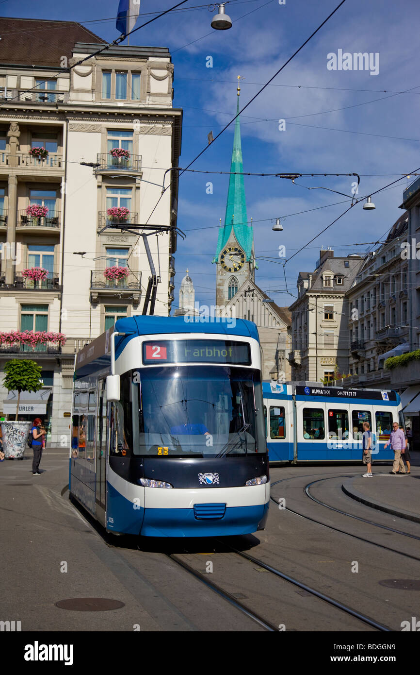 Tramway Zurich moderne venant de Bahnhofstrasse tournant sur Paradeplatz Banque D'Images