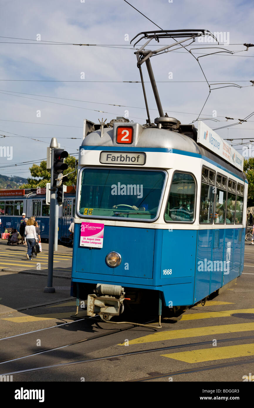 Tramway Zurich vintage avec les couleurs bleu et blanc cantonales en tenant la courbe sur Bahnhofstrasse Banque D'Images