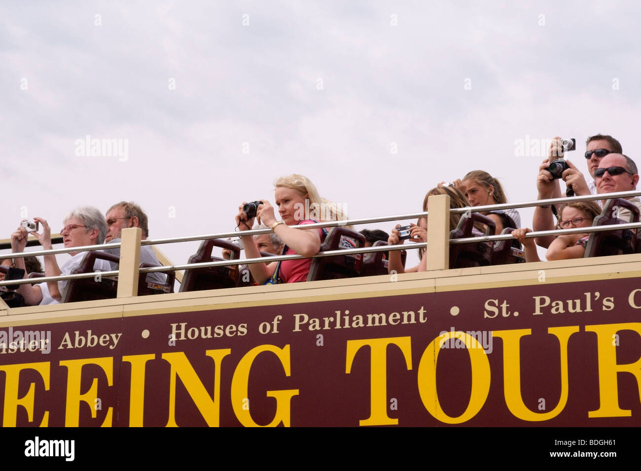 Les touristes en haut d'un bus de tourisme à Londres et à prendre des photos de Tower Bridge Banque D'Images