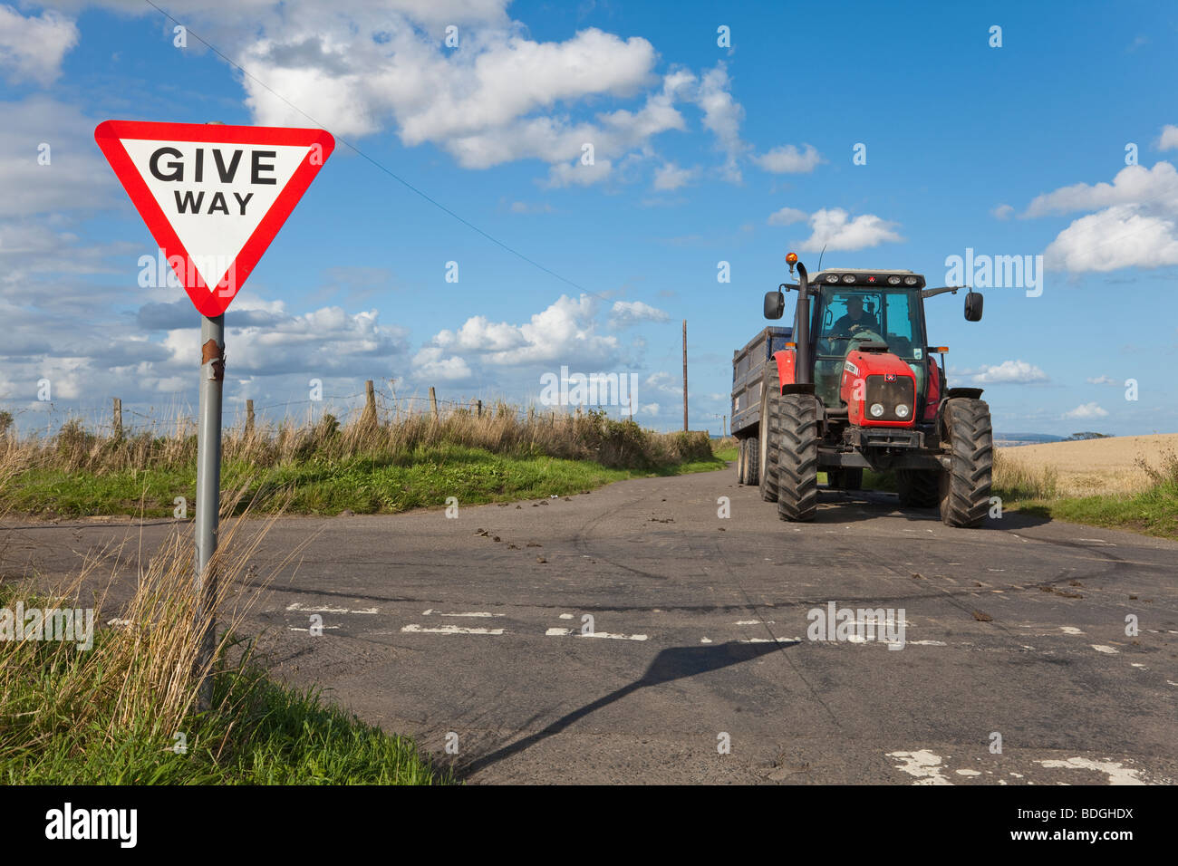 Le tracteur à la croisée des chemins avec donner signe ainsi Banque D'Images