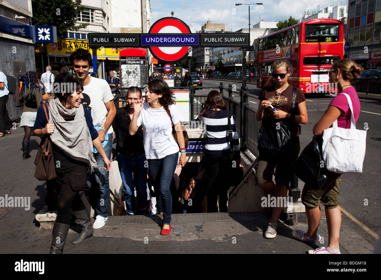 Les gens quitter la station de métro Notting Hill Gate, à l'ouest de Londres. Banque D'Images