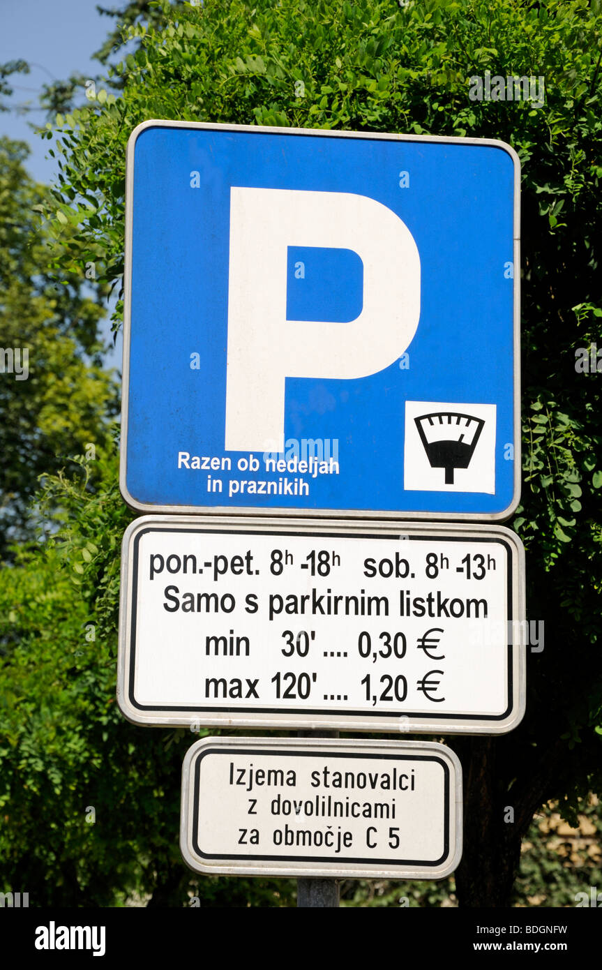 Ljubljana, Slovénie. Parking sign. Les parcomètres. 'Lundi-vendredi 8h-18h  ; Samedi 8h-1h. Seulement avec parking ticket' Photo Stock - Alamy
