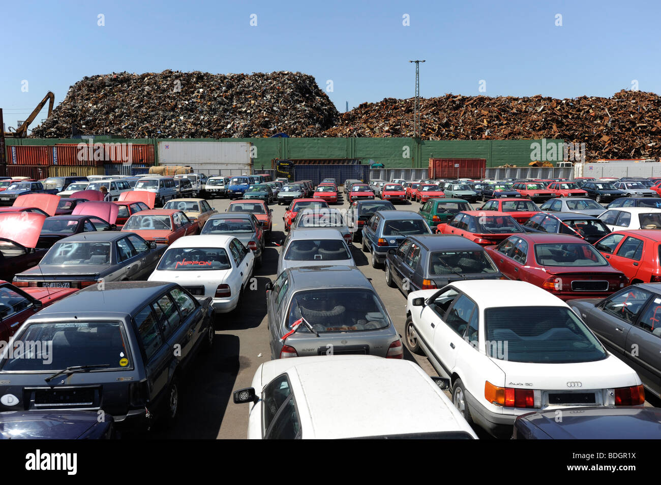 Allemagne Hambourg , utilisé de vieilles voitures attendre exportation vers l'Afrique Bénin Cotonou au quai dans le port de Hambourg Banque D'Images