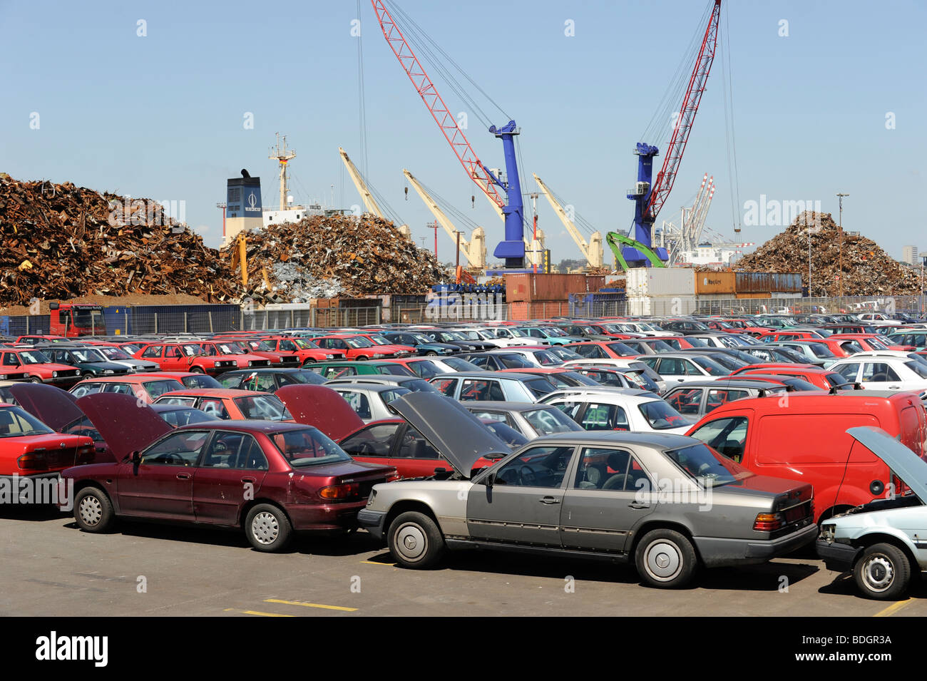 Allemagne Hambourg , utilisé de vieilles voitures attendre exportation vers l'Afrique Bénin Cotonou au quai dans le port de Hambourg Banque D'Images