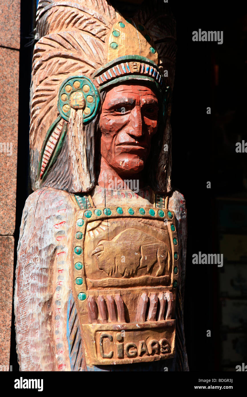 Indien de bois à l'extérieur d'un bureau de tabac à Édimbourg Banque D'Images