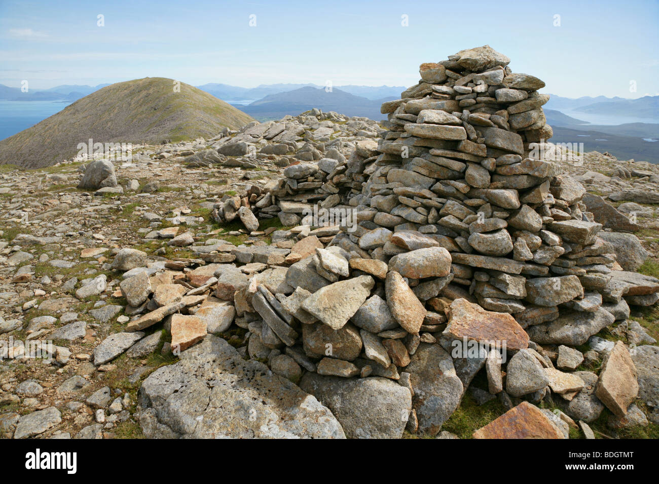 Vue depuis le sommet du cairn Beinn Dearg Mhor à Beinn na Caillich, Isle of Skye, Scotland Banque D'Images