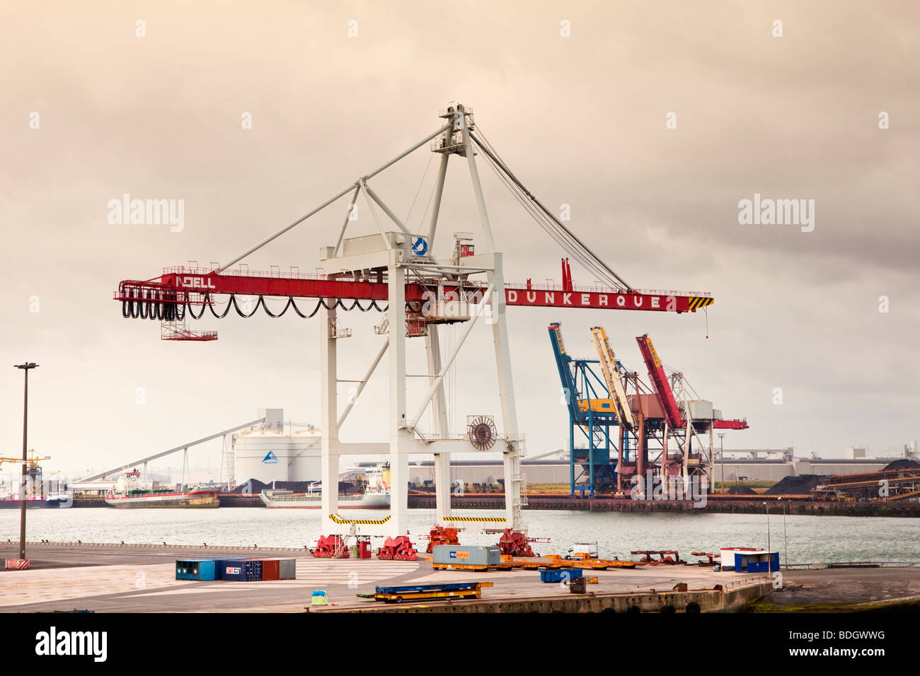 Grues sur le port industriel de Dunkerque France Europe Banque D'Images