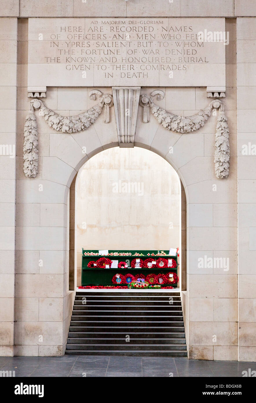 Des couronnes de coquelicots à l'intérieur de la Porte de Menin à Ypres memorial WW1, Belgique, Europe Banque D'Images