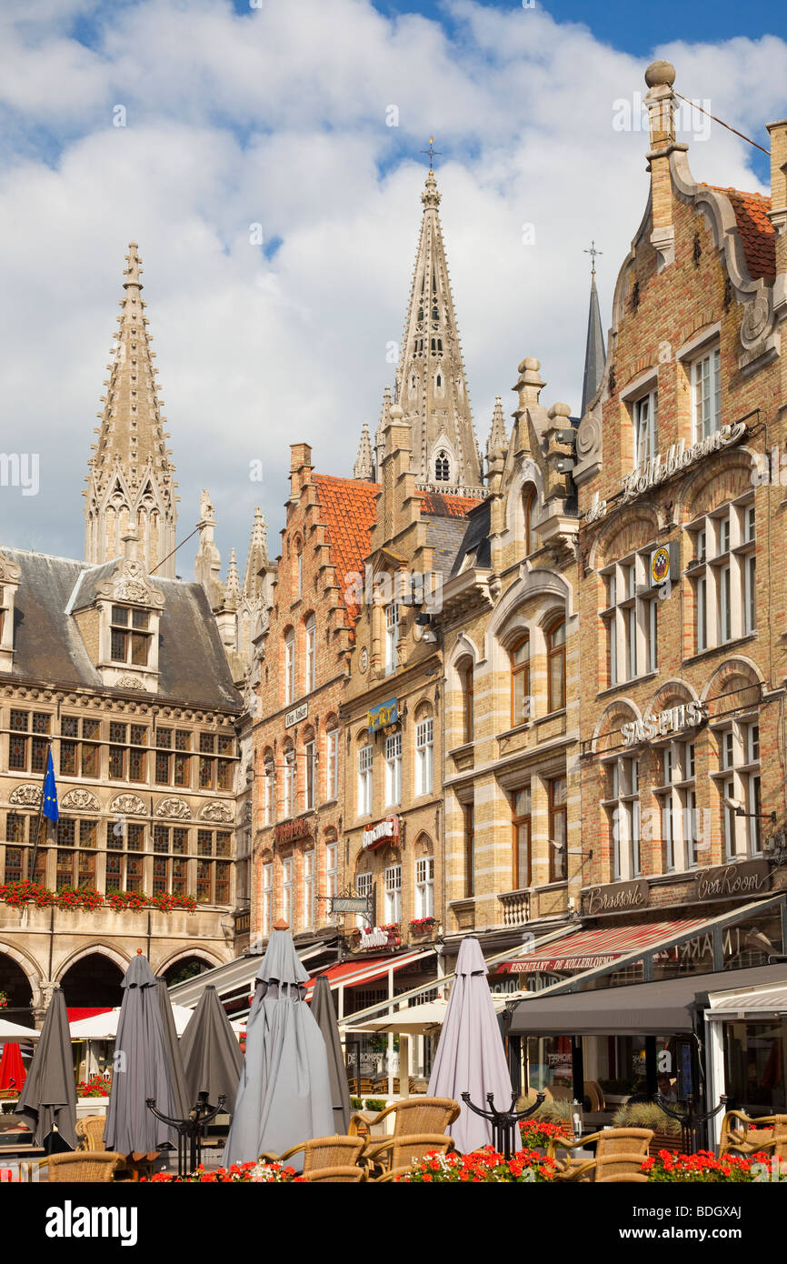 Cafés près de la Halle aux Draps d'Ypres en Belgique Europe centre-ville Banque D'Images