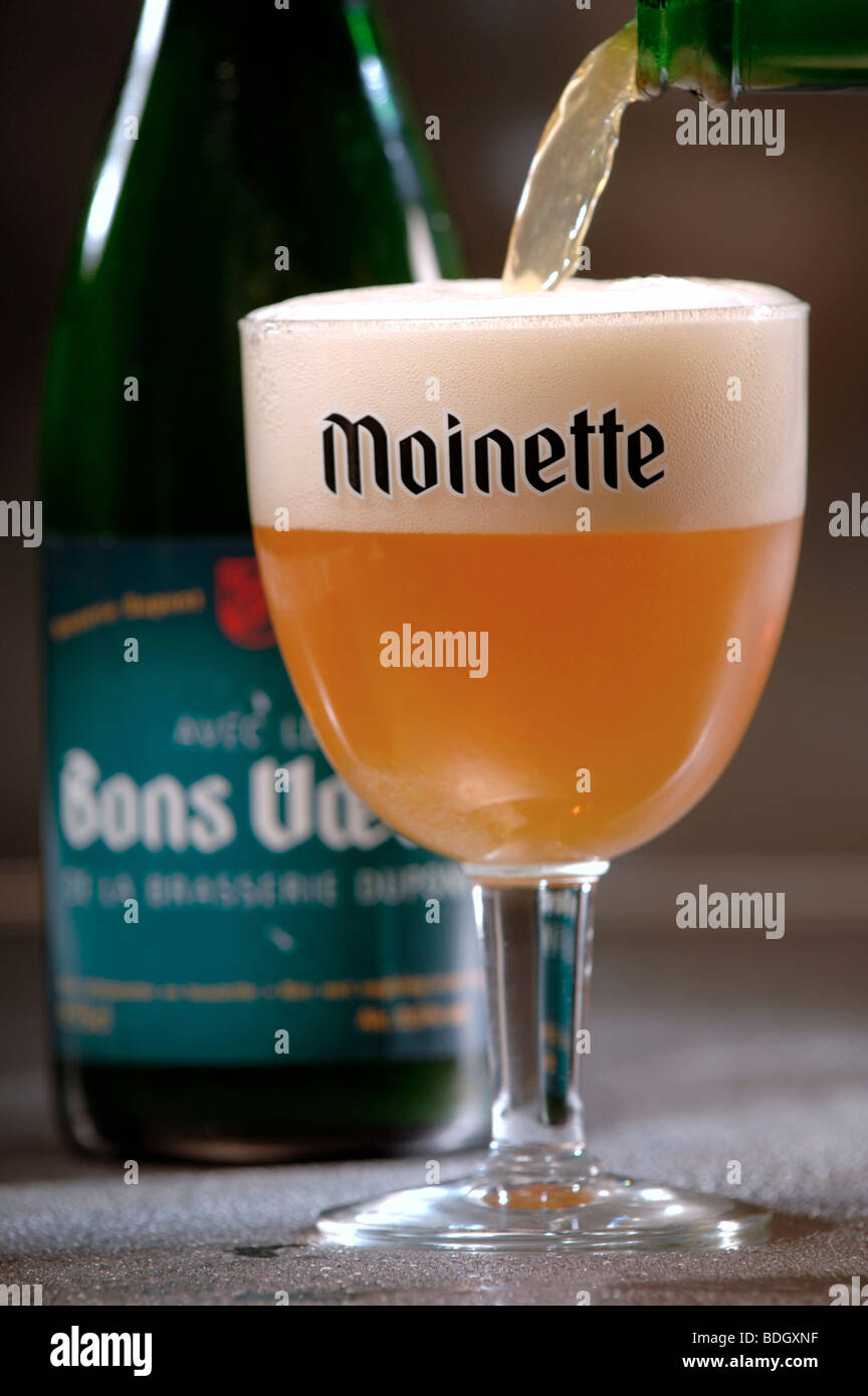 La coulée de verre Moinette bière belge Photo Stock - Alamy