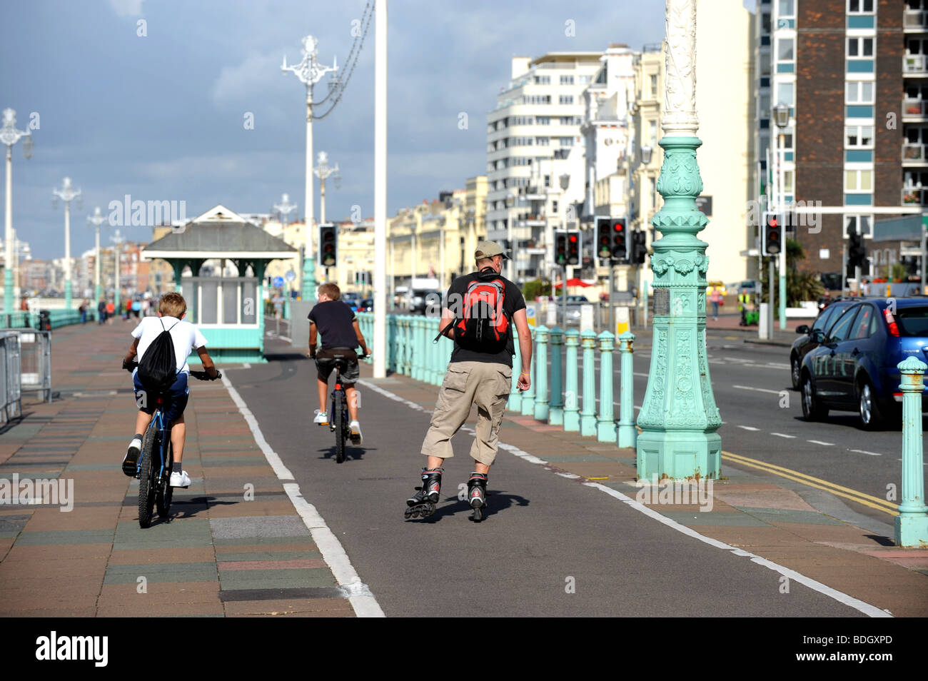 Les cyclistes et rollerblader en utilisant les pistes cyclables le long du front de mer de Brighton et Hove UK Banque D'Images