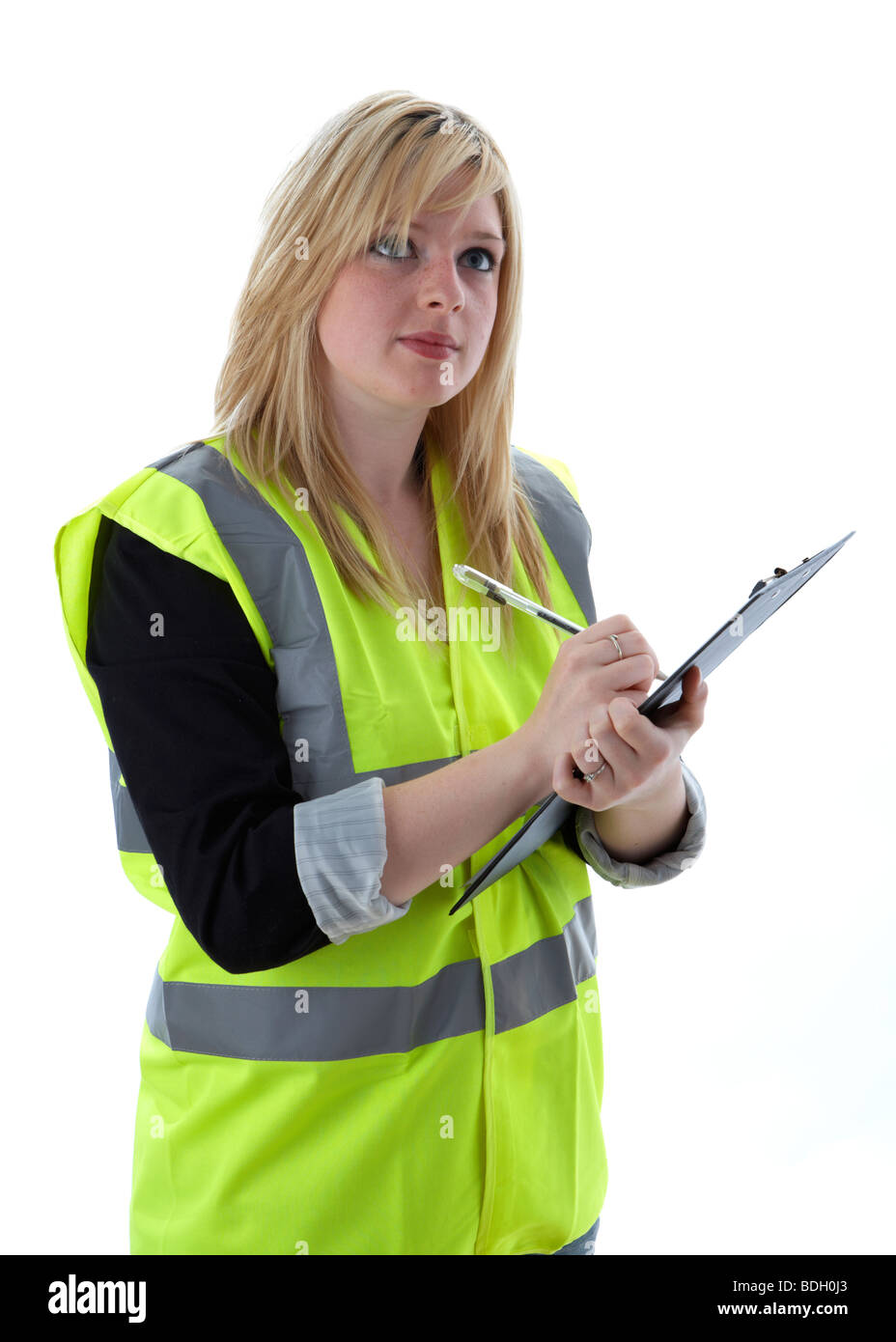 Les jeunes 20 ans blonde woman wearing high vis vest en prenant des notes sur un bloc-notes et à la concentration de Banque D'Images