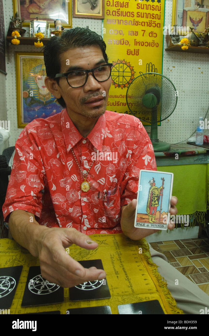 Fortune Teller à Bangkok Thaïlande donnant une lecture de carte de tarot Banque D'Images