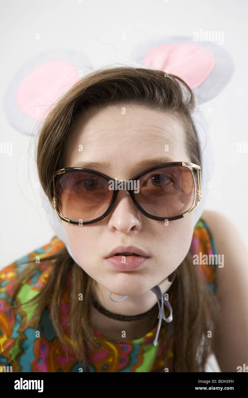 Portrait young attractive woman wearing cap souris drôle Banque D'Images