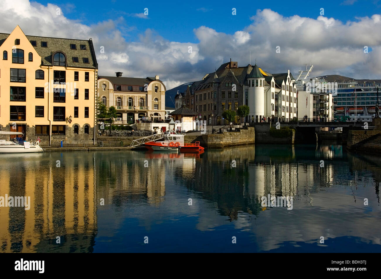 Le front .. canal brosundet Ålesund. more og Romsdal norvège. Banque D'Images