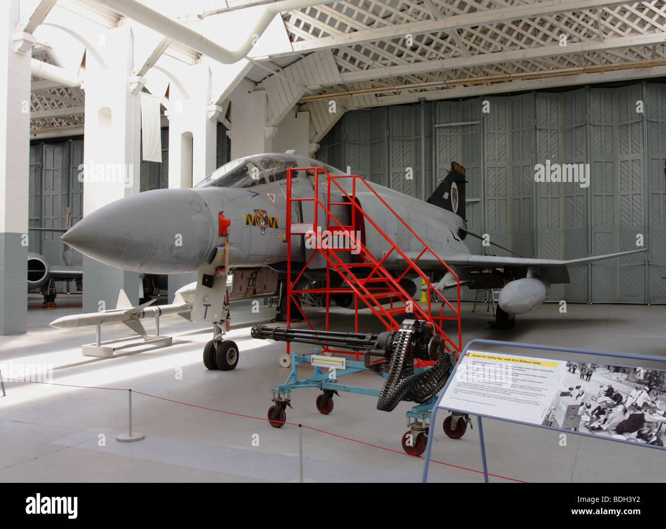 C'est dans cette livrée grise McDonnell Douglas Phantom FGR 2 jet fighter est en ce moment chambre au Hangar 4,Angleterre,Duxford IWM. Banque D'Images