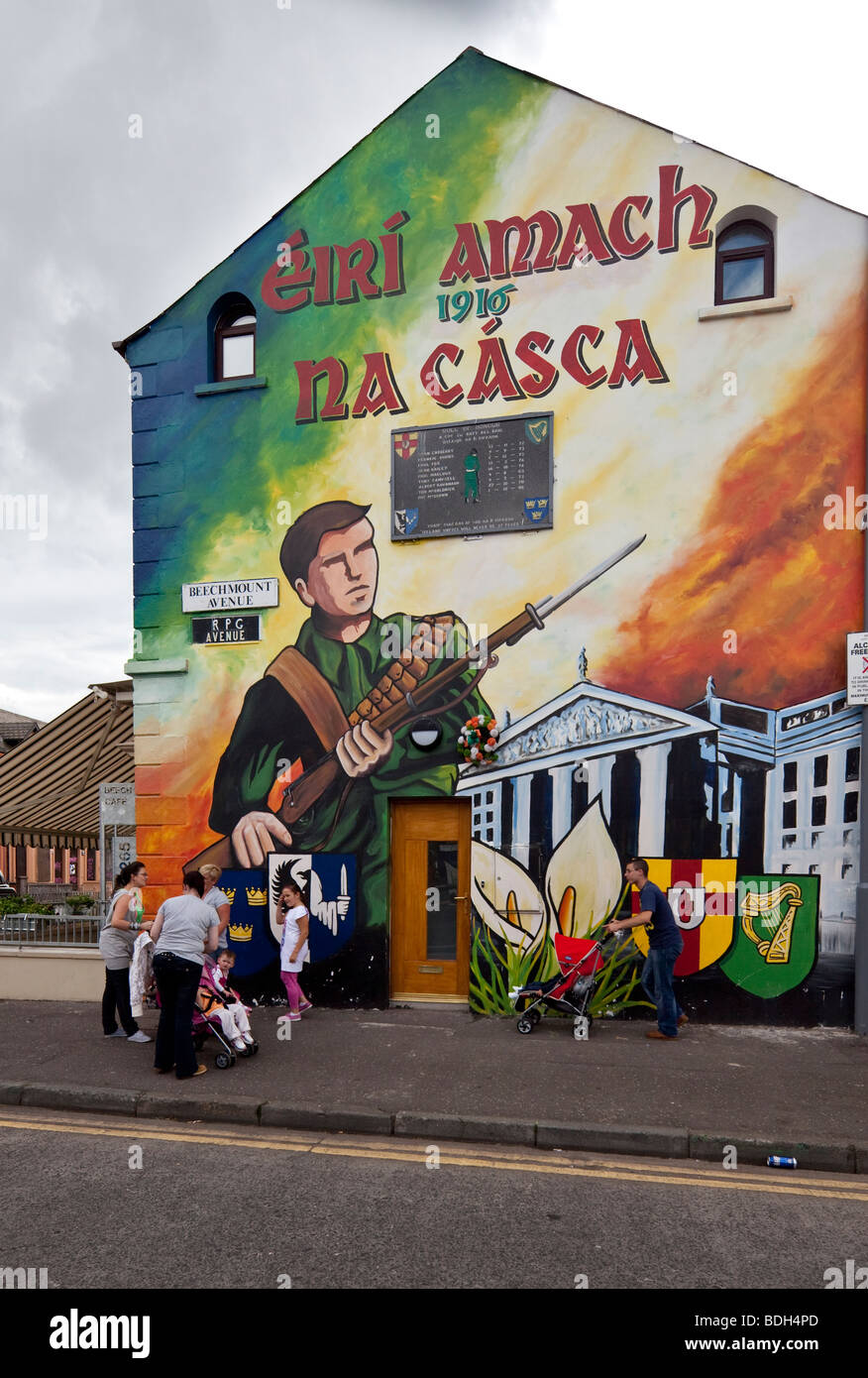 Pignon peint avec 'Eiri amach na Casca 1916', l'Insurrection de Pâques, Beechmount Avenue, Falls Road, Belfast, Irlande du Nord, Royaume-Uni Banque D'Images