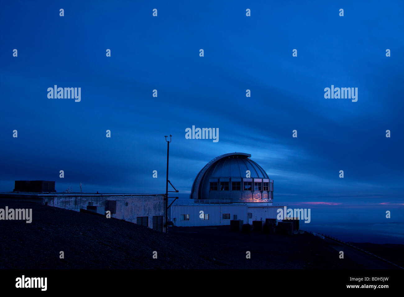 Les nuages survolant télescope infrarouge du Royaume-Uni UKIRT () sur le sommet du Mauna Kea, Hawaii Banque D'Images