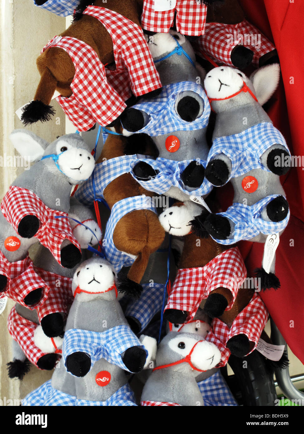 Jouets souvenirs des ânes portant des culottes colorées - la mascotte de l'Ile de Ré. Banque D'Images