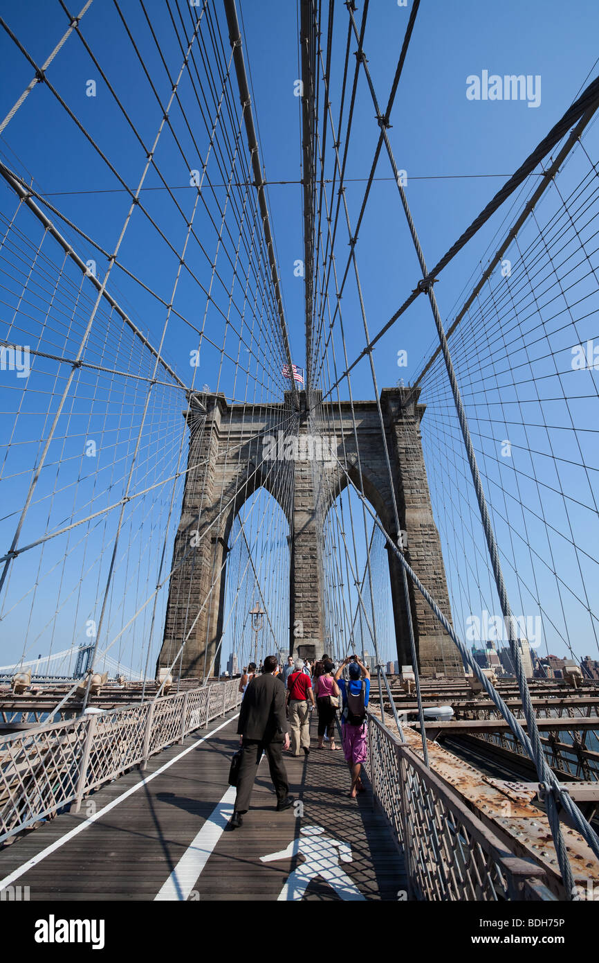 Les piétons qui traversent le pont de Brooklyn de Manhattan, New York, USA. Banque D'Images