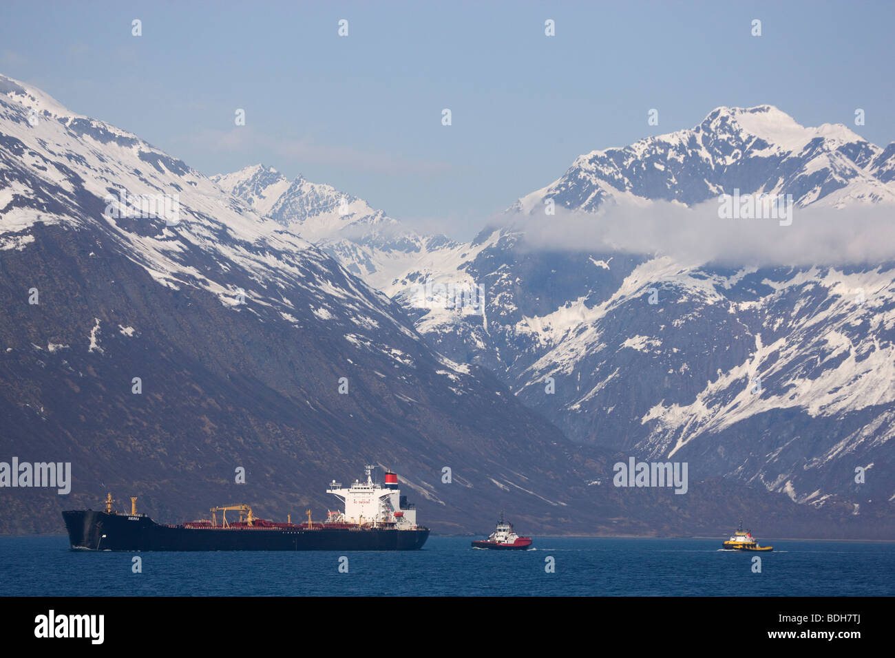 Un couple de Crowley remorqueurs Escort le pétrolier Sierra, Prince William Sound, Valdez, Alaska Banque D'Images