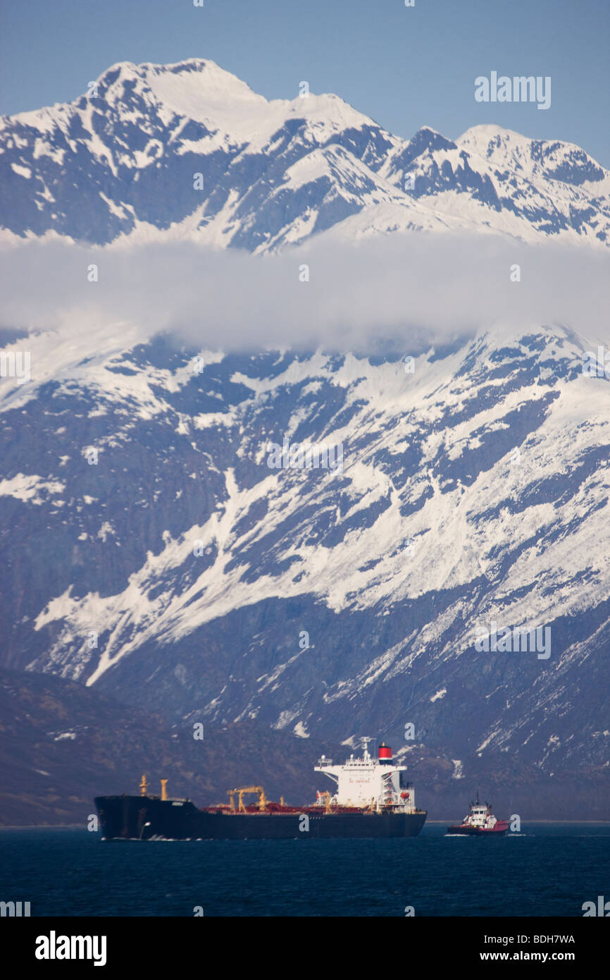 Un couple de Crowley remorqueurs Escort le pétrolier Sierra, Prince William Sound, Valdez, Alaska Banque D'Images
