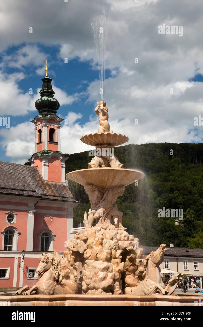 L'époque Baroque célèbre fontaine de la place Residenzplatz dans le centre-ville de Salzbourg Autriche clocher en arrière-plan Banque D'Images