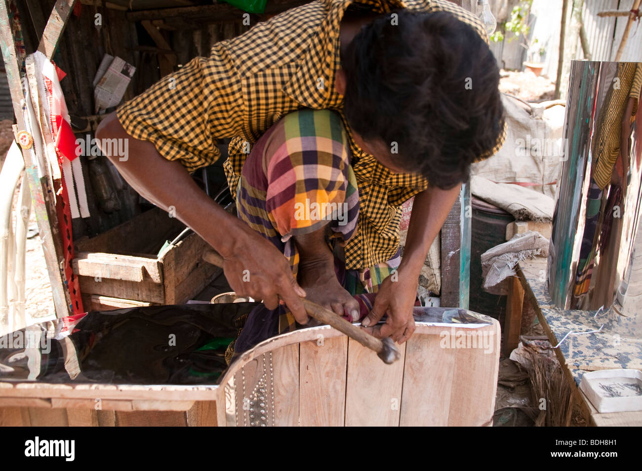 La construction d'un nouveau vélo pousse-pousse. Banque D'Images